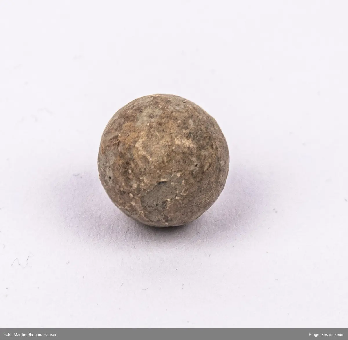 Dette er en 18-lødig muskettkule som aldri har blitt avfyrt

Under den store nordiske krigen, mellom 1700-1721, brukte de Dansk-Norske soldatene denne typen ammunisjon. Kanskje er det en norsk soldat som har mistet den under kampene mot svenskene på Norderhov  i 1716?
 
Kula ble gitt i gave av metalldetektorist Per Sjøli som fant kula på jordet nedenfor Norderhov kirke.
