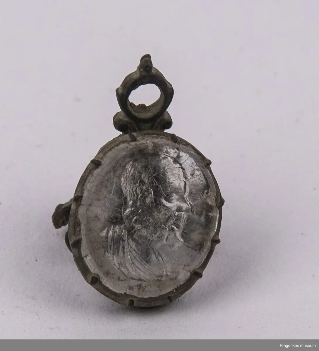 Signet med anheng og stempel av glass, motivet er portrett av mannsperson. 