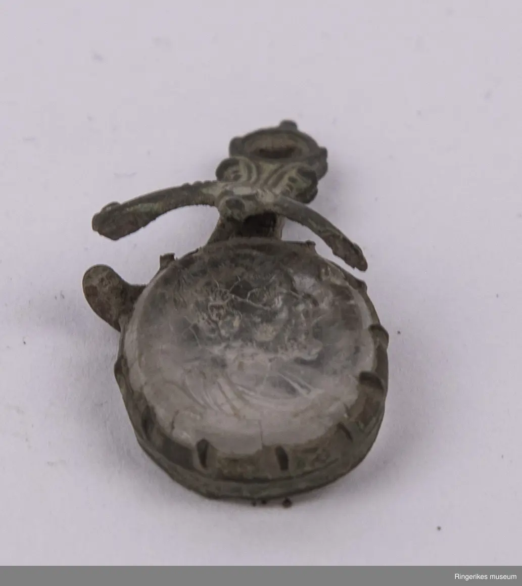 Signet med anheng og stempel av glass, motivet er portrett av mannsperson. 
