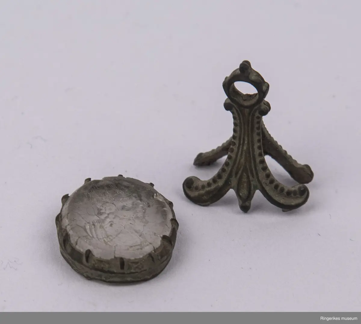 Signet med anheng og stempel av glass, motivet er portrett av mannsperson. 