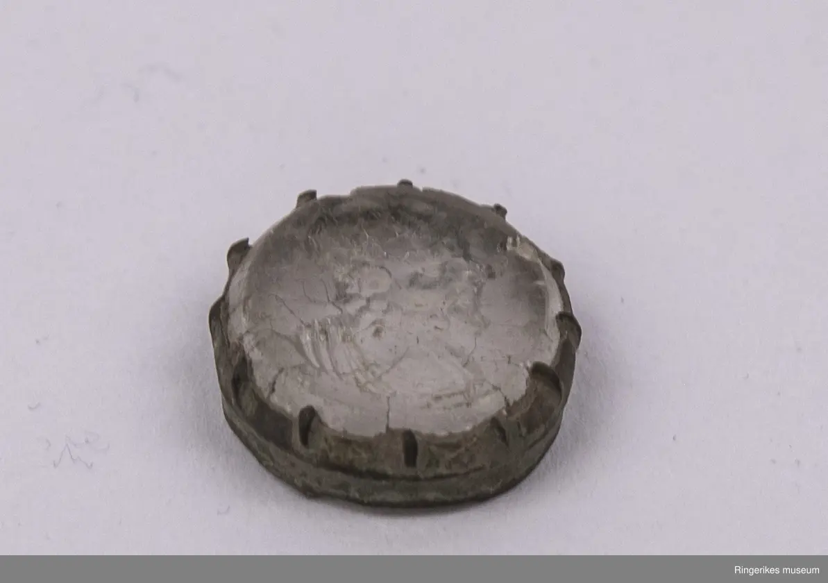 Signet med anheng og stempel av glass, motivet er portrett av mannsperson. 