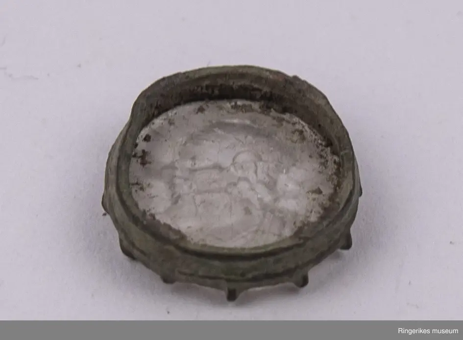 Signet med anheng og stempel av glass, motivet er portrett av mannsperson. 