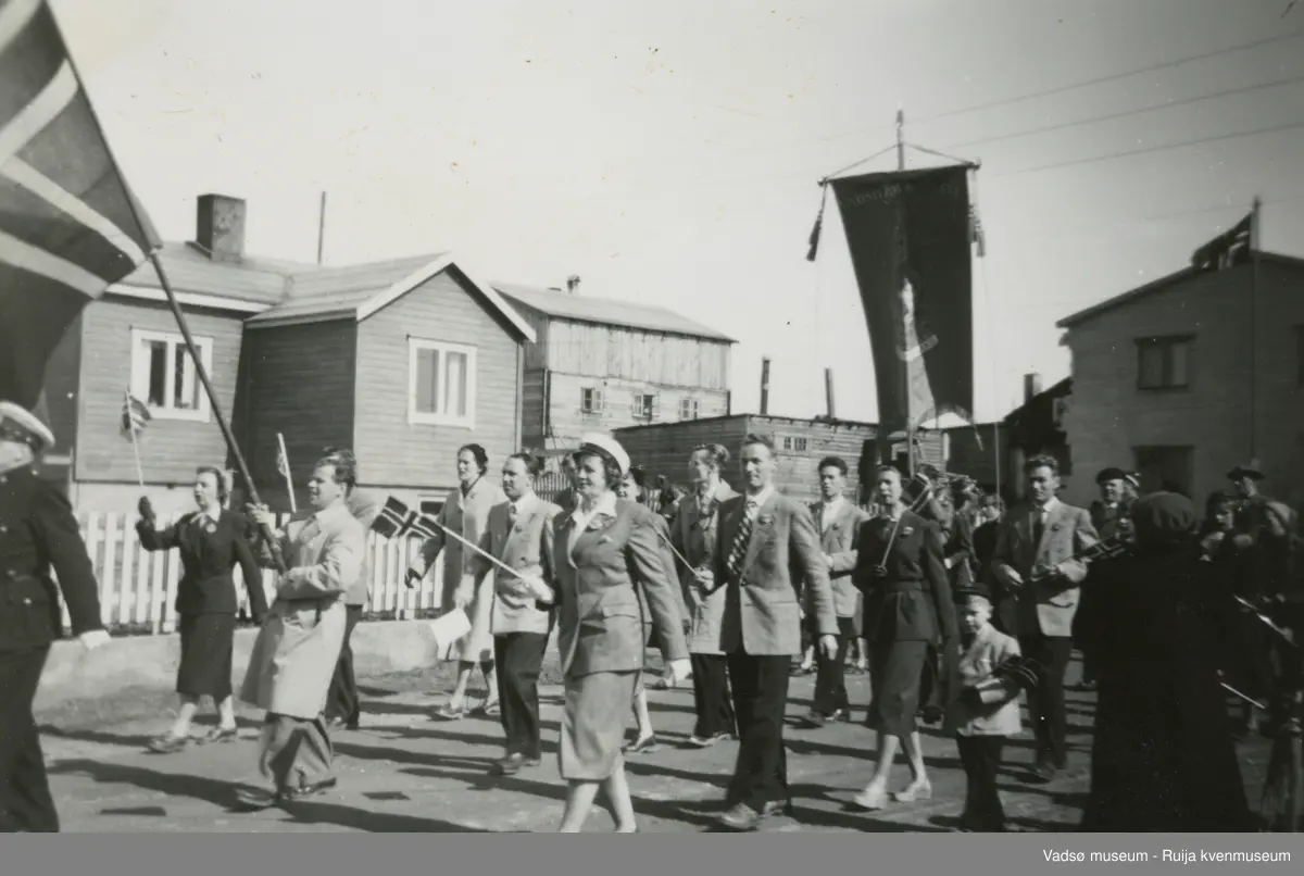 17. maitog med Vadsø folkeskole. Skolebestyrer Rolf Skille bak med studentlue og politi Wickstrøm går foran.