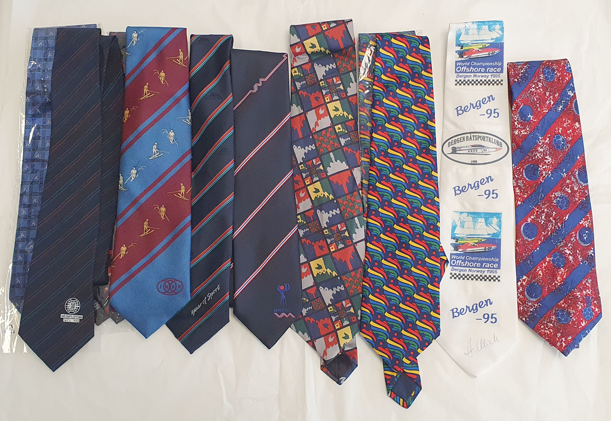 Samling av slips med logoer fra Norges Idrettsforbund, Lillehammer '94, diverse OL, rødt skinnslips fra søkerperioden for Lillehammer OL, ulike søkerkomiteer til OL, ulike nasjonale olympiske komiteer, VM-arrangører, sportsarrangement o.l. Totalt 100 stk.