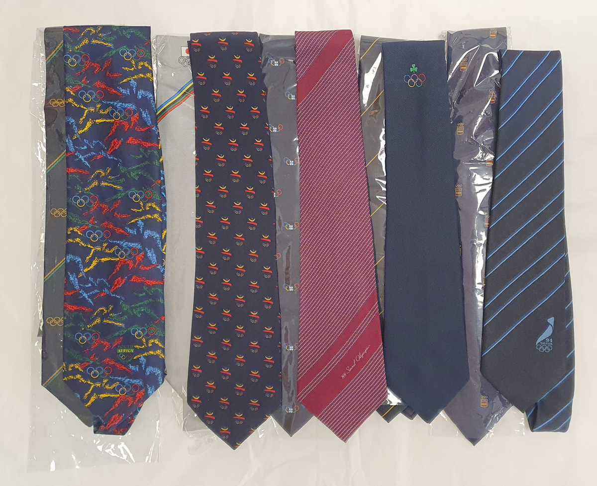 Samling av slips med logoer fra Norges Idrettsforbund, Lillehammer '94, diverse OL, rødt skinnslips fra søkerperioden for Lillehammer OL, ulike søkerkomiteer til OL, ulike nasjonale olympiske komiteer, VM-arrangører, sportsarrangement o.l. Totalt 100 stk.