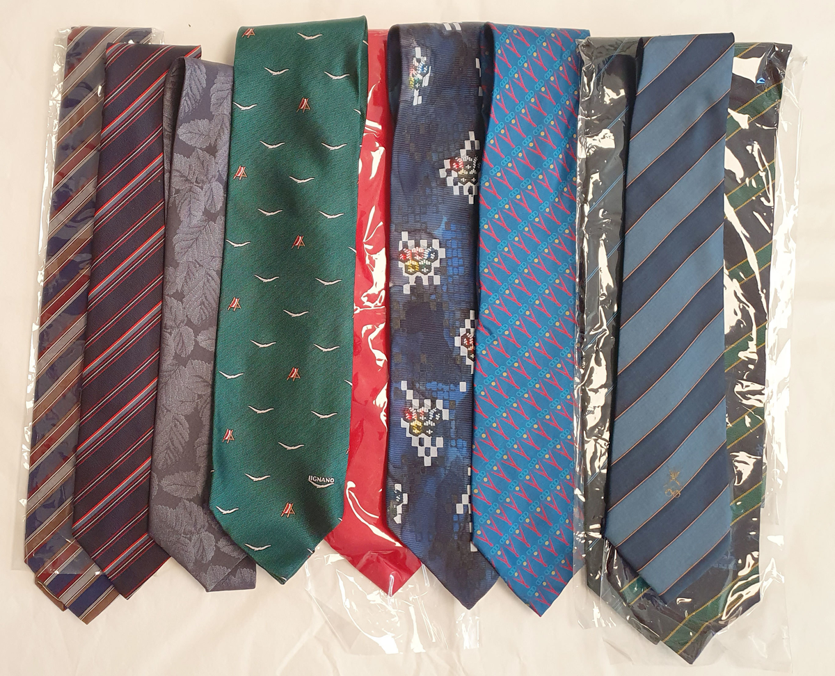 Samling av slips med logoer fra Norges Idrettsforbund, Lillehammer '94, diverse OL, rødt skinnslips fra søkerperioden for Lillehammer OL, ulike søkerkomiteer til OL, ulike nasjonale olympiske komiteer, VM-arrangører, sportsarrangement o.l. Totalt 100 stk.