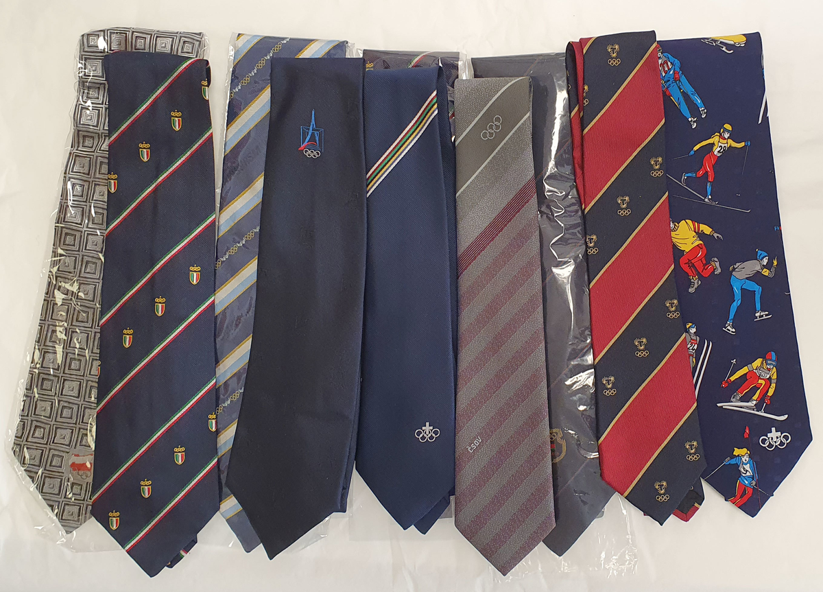 Samling av slips med logoer fra Norges Idrettsforbund, Lillehammer '94, diverse OL, rødt skinnslips fra søkerperioden for Lillehammer OL, ulike søkerkomiteer til OL, ulike nasjonale olympiske komiteer, VM-arrangører, sportsarrangement o.l. Totalt 100 stk.