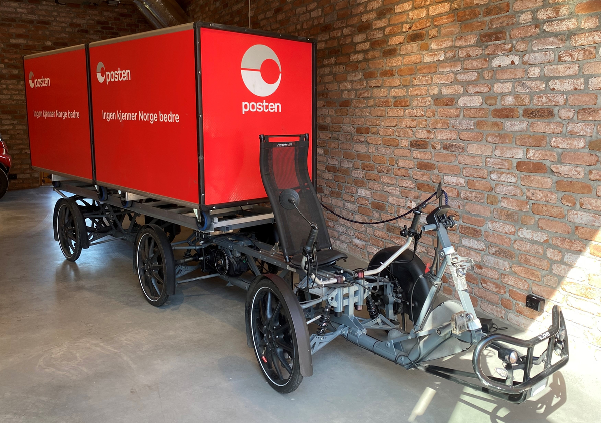 Elektrisk cargo-sykkel med tilhenger og to containere profilert med Postens logo. Sykkelen har seks hjul, sete med rygg, pedaler og ratt for styring. Inkuldert to containere veier sykkelen 193 kg (max vekt med last er 500 kg). 

Motor: 250W, to batterier festet til sykkelen.