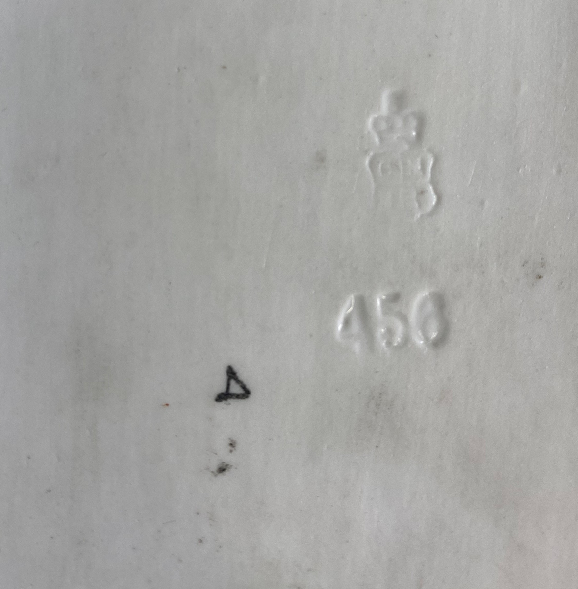 Skilt i porselen med svart tekst. På baksiden er skiltet stemplet fra produsent med nummer 456.