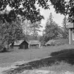 Borlänge, Torsång, Dalvik, uthus och svinstia med halmtak i mitten. 1926.