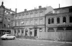 Linköping 1971 och stor förändring väntar vid Stora torget. Utmed torgets västra sida har rivningar påbörjats och innan året är till ända kommer allt vara ett minne blott.