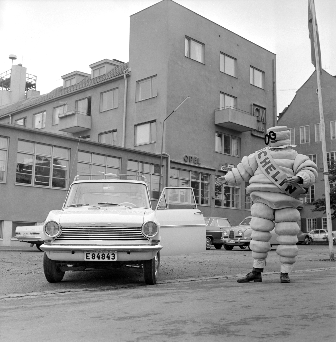 Från en höstdag 1963 med särskilt kundmottagande vid Forslunds i Linköping. Firman var länge ombud för GM och specialist för Opel. Så här i början av 1960-talet hade Kadetter och Rekorder blivit verkliga folk-bilar.