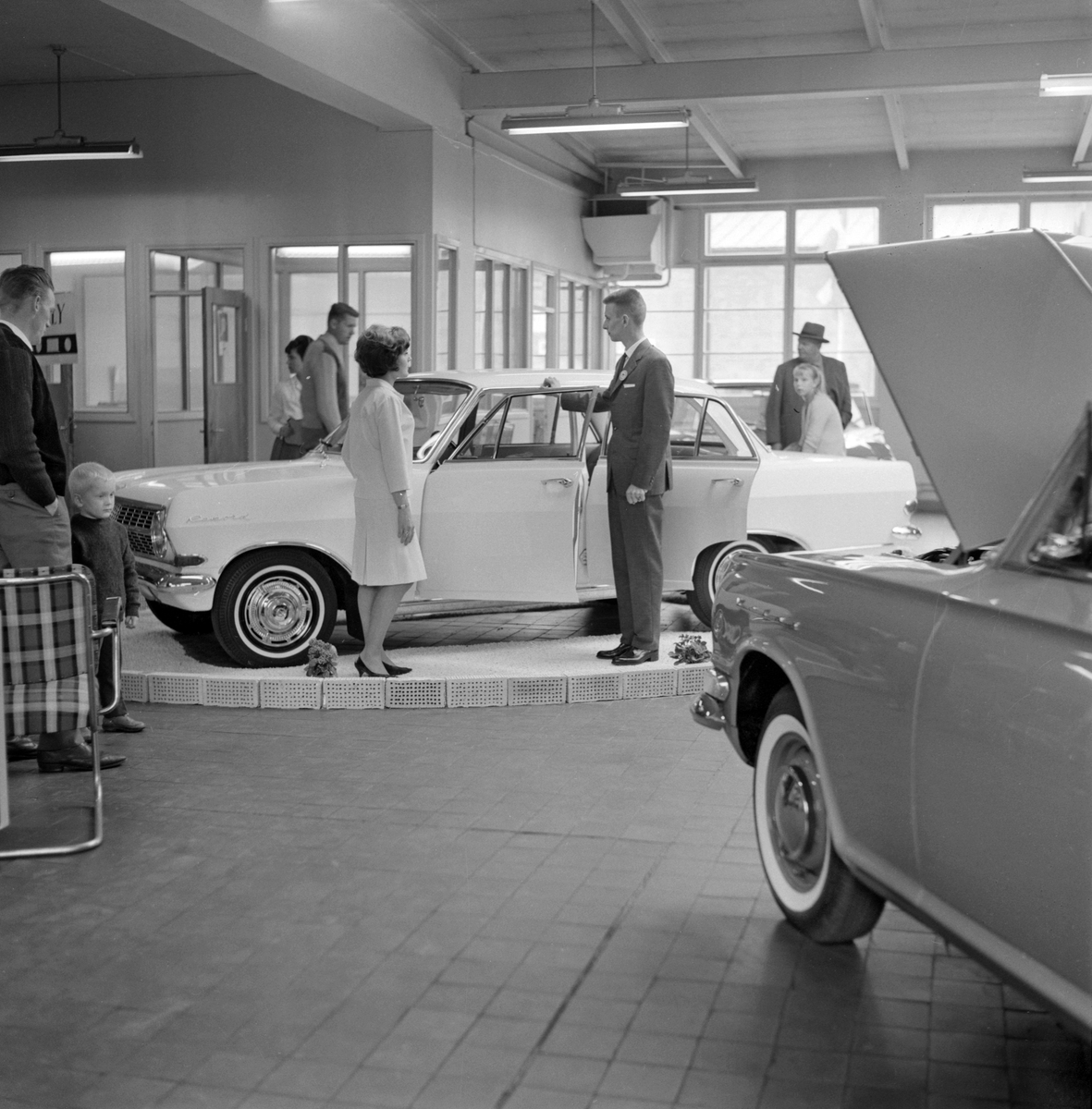 Från en höstdag 1963 med särskilt kundmottagande vid Forslunds i Linköping. Firman var länge ombud för GM och specialist för Opel. Så här i början av 1960-talet hade Kadetter och Rekorder blivit verkliga folk-bilar.