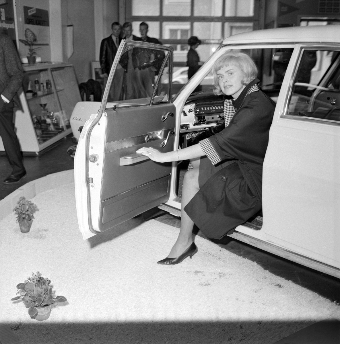 Från en höstdag 1963 med särskilt kundmottagande vid Forslunds i Linköping. Firman var länge ombud för GM och specialist för Opel. Så här i början av 1960-talet hade Kadetter och Rekorder blivit verkliga folk-bilar.