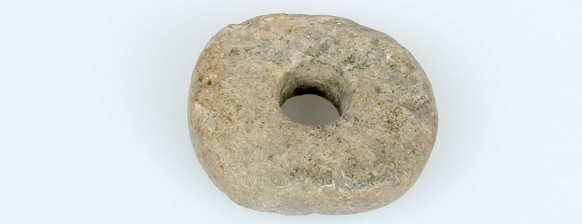 24 sländtrissor av sten, 23 hela och en trasig, odekorerade. 
Diameter 2,4-5,3 cm. Tjocklek 0,8-2,2 cm.