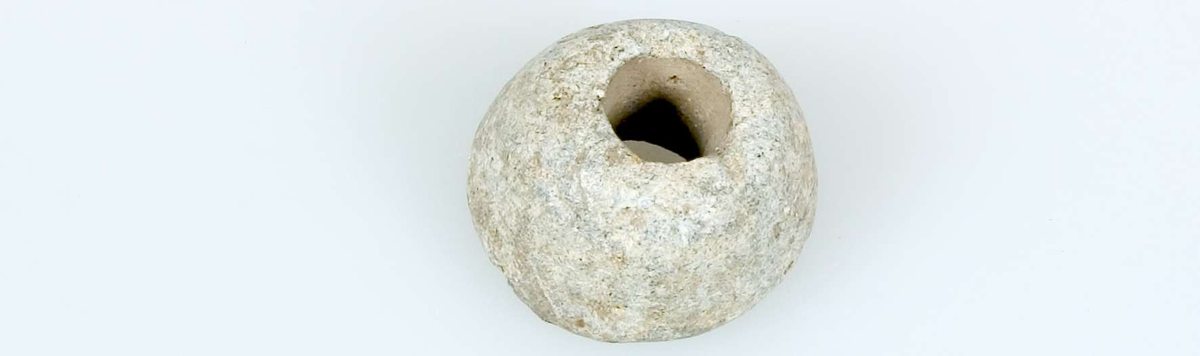 24 sländtrissor av sten, 23 hela och en trasig, odekorerade. 
Diameter 2,4-5,3 cm. Tjocklek 0,8-2,2 cm.