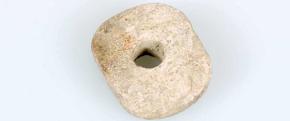 24 sländtrissor av sten, 23 hela och en trasig, odekorerade. 
Diameter 2,4-5,3 cm. Tjocklek 0,8-2,2 cm.