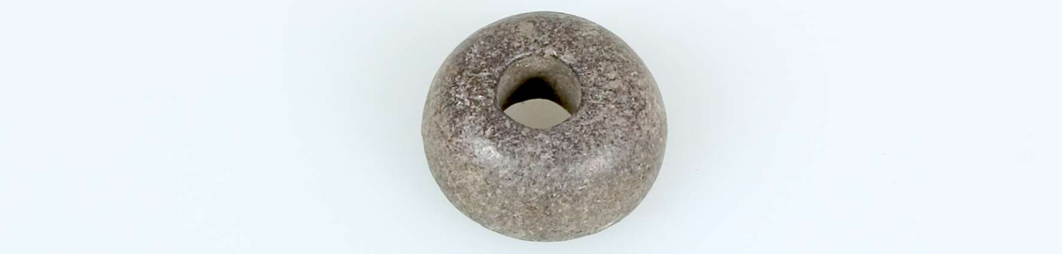 24 sländtrissor av sten, 23 hela och en trasig, odekorerade. 
Diameter 2,4-5,3 cm. Tjocklek 0,8-2,2 cm.