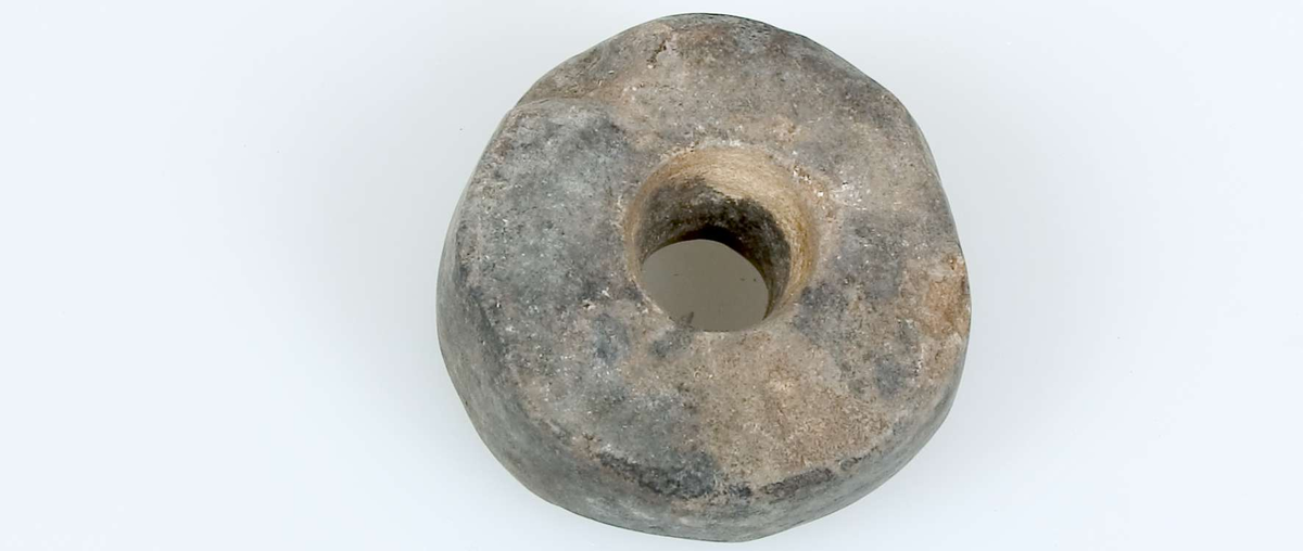 24 sländtrissor av sten, 23 hela och en trasig, odekorerade. 
Diameter 2,4-5,3 cm. Tjocklek 0,8-2,2 cm.