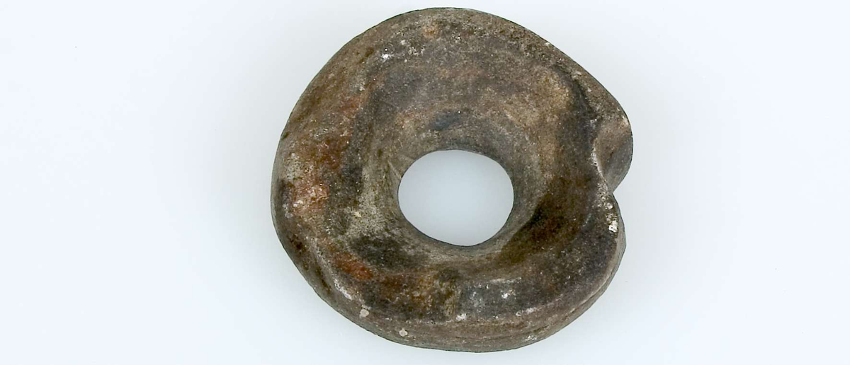 24 sländtrissor av sten, 23 hela och en trasig, odekorerade. 
Diameter 2,4-5,3 cm. Tjocklek 0,8-2,2 cm.