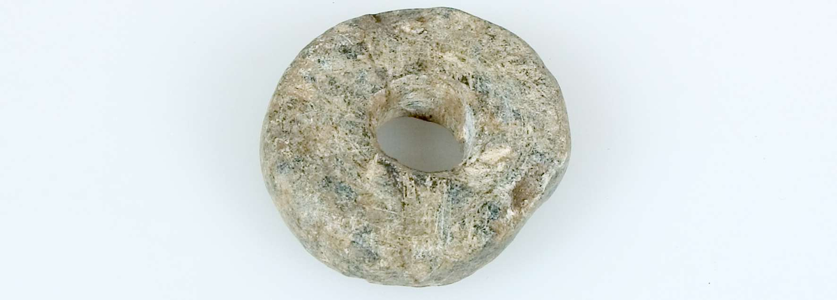 24 sländtrissor av sten, 23 hela och en trasig, odekorerade. 
Diameter 2,4-5,3 cm. Tjocklek 0,8-2,2 cm.