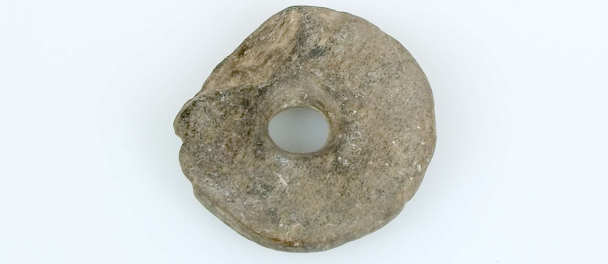 24 sländtrissor av sten, 23 hela och en trasig, odekorerade. 
Diameter 2,4-5,3 cm. Tjocklek 0,8-2,2 cm.
