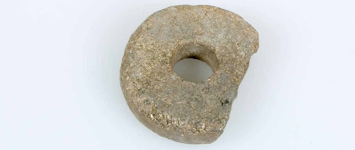 24 sländtrissor av sten, 23 hela och en trasig, odekorerade. 
Diameter 2,4-5,3 cm. Tjocklek 0,8-2,2 cm.
