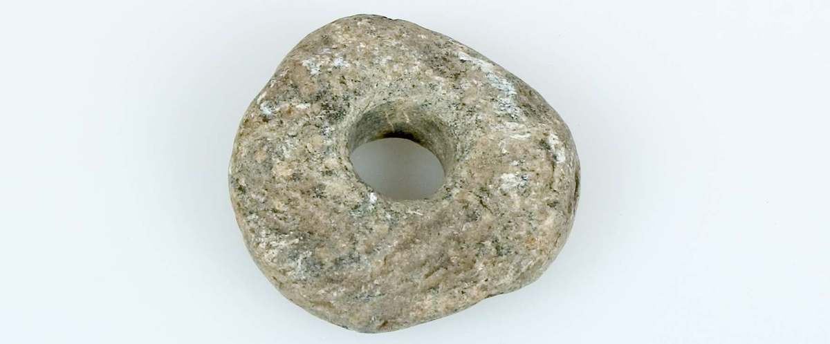 24 sländtrissor av sten, 23 hela och en trasig, odekorerade. 
Diameter 2,4-5,3 cm. Tjocklek 0,8-2,2 cm.