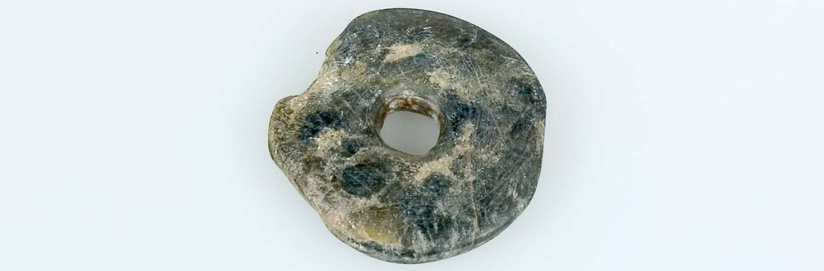 24 sländtrissor av sten, 23 hela och en trasig, odekorerade. 
Diameter 2,4-5,3 cm. Tjocklek 0,8-2,2 cm.