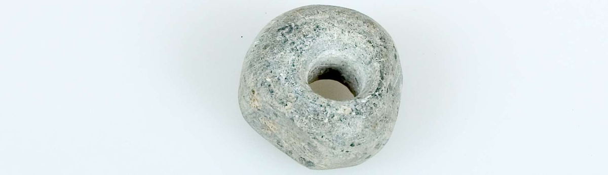 24 sländtrissor av sten, 23 hela och en trasig, odekorerade. 
Diameter 2,4-5,3 cm. Tjocklek 0,8-2,2 cm.