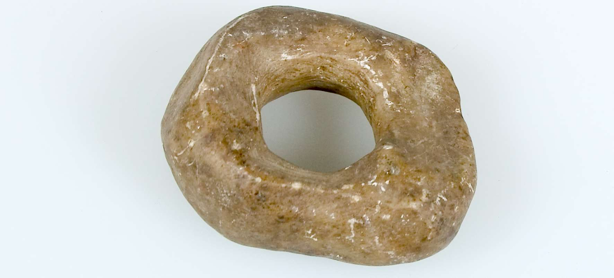 24 sländtrissor av sten, 23 hela och en trasig, odekorerade. 
Diameter 2,4-5,3 cm. Tjocklek 0,8-2,2 cm.