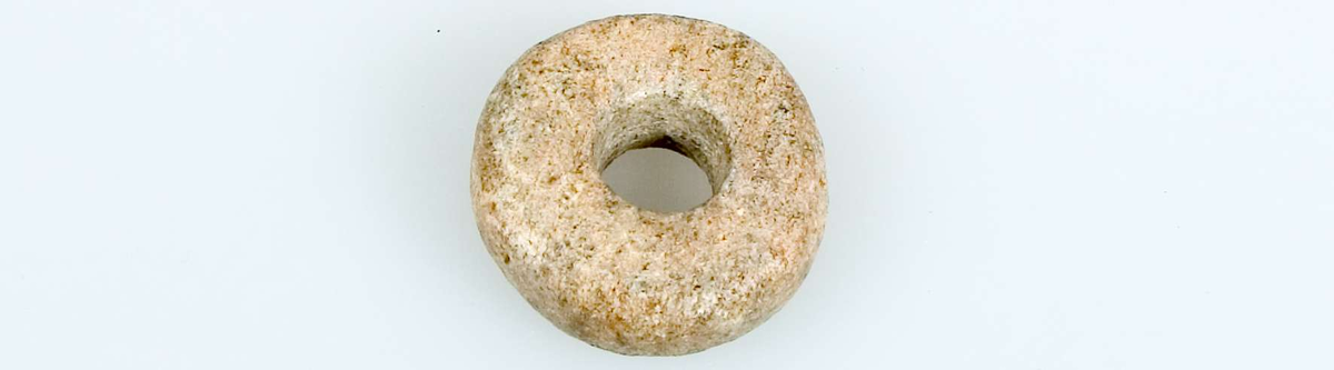 24 sländtrissor av sten, 23 hela och en trasig, odekorerade. 
Diameter 2,4-5,3 cm. Tjocklek 0,8-2,2 cm.