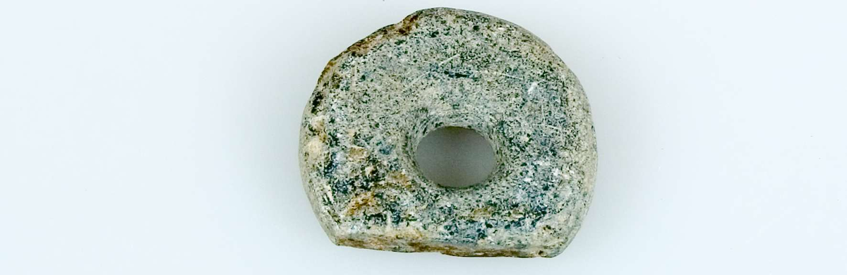 24 sländtrissor av sten, 23 hela och en trasig, odekorerade. 
Diameter 2,4-5,3 cm. Tjocklek 0,8-2,2 cm.