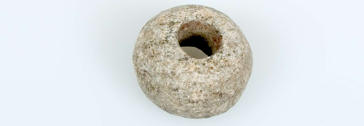 24 sländtrissor av sten, 23 hela och en trasig, odekorerade. 
Diameter 2,4-5,3 cm. Tjocklek 0,8-2,2 cm.