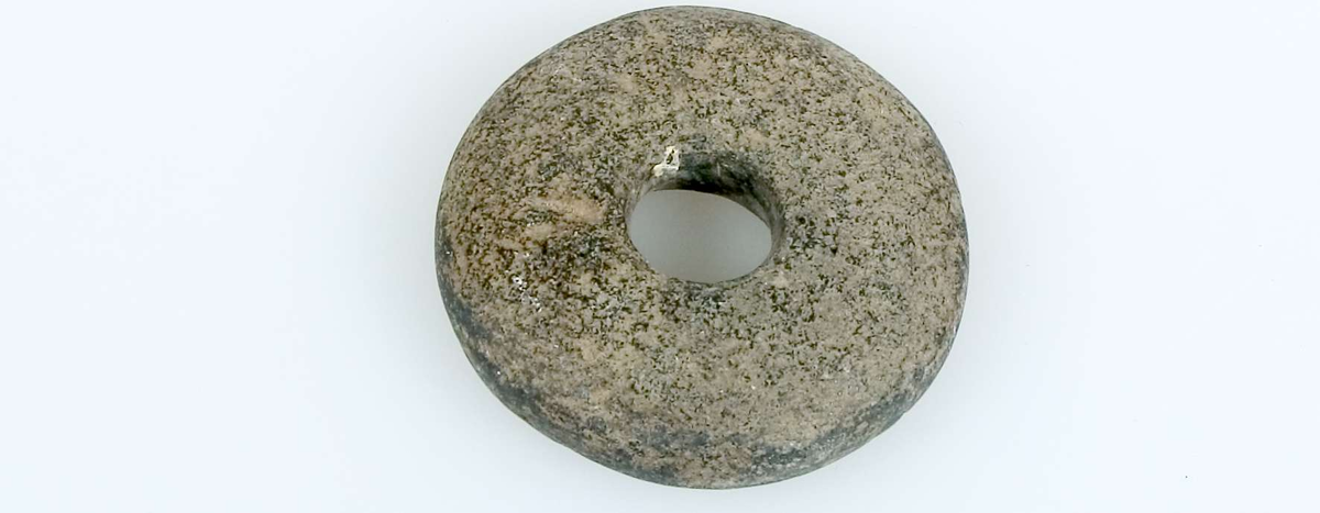 24 sländtrissor av sten, 23 hela och en trasig, odekorerade. 
Diameter 2,4-5,3 cm. Tjocklek 0,8-2,2 cm.