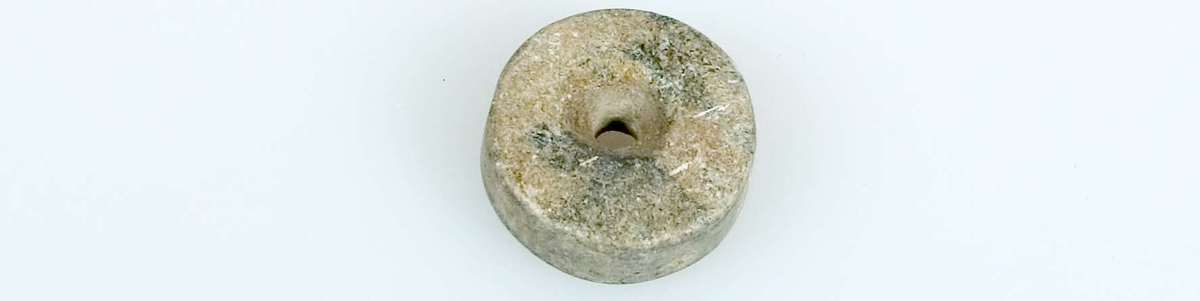24 sländtrissor av sten, 23 hela och en trasig, odekorerade. 
Diameter 2,4-5,3 cm. Tjocklek 0,8-2,2 cm.