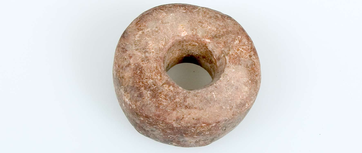 24 sländtrissor av sten, 23 hela och en trasig, odekorerade. 
Diameter 2,4-5,3 cm. Tjocklek 0,8-2,2 cm.