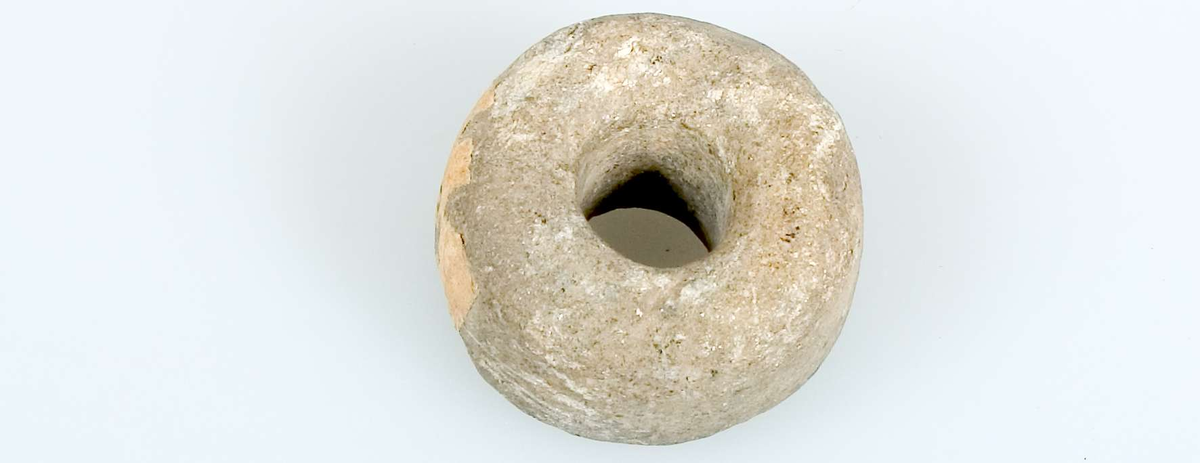 24 sländtrissor av sten, 23 hela och en trasig, odekorerade. 
Diameter 2,4-5,3 cm. Tjocklek 0,8-2,2 cm.