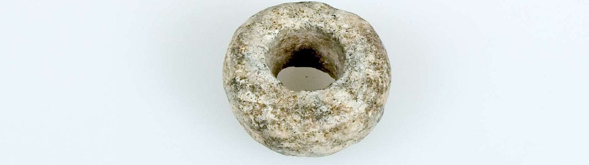 24 sländtrissor av sten, 23 hela och en trasig, odekorerade. 
Diameter 2,4-5,3 cm. Tjocklek 0,8-2,2 cm.