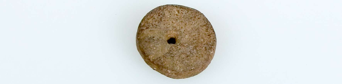24 sländtrissor av sten, 23 hela och en trasig, odekorerade. 
Diameter 2,4-5,3 cm. Tjocklek 0,8-2,2 cm.
