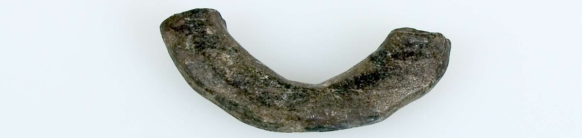 24 sländtrissor av sten, 23 hela och en trasig, odekorerade. 
Diameter 2,4-5,3 cm. Tjocklek 0,8-2,2 cm.
