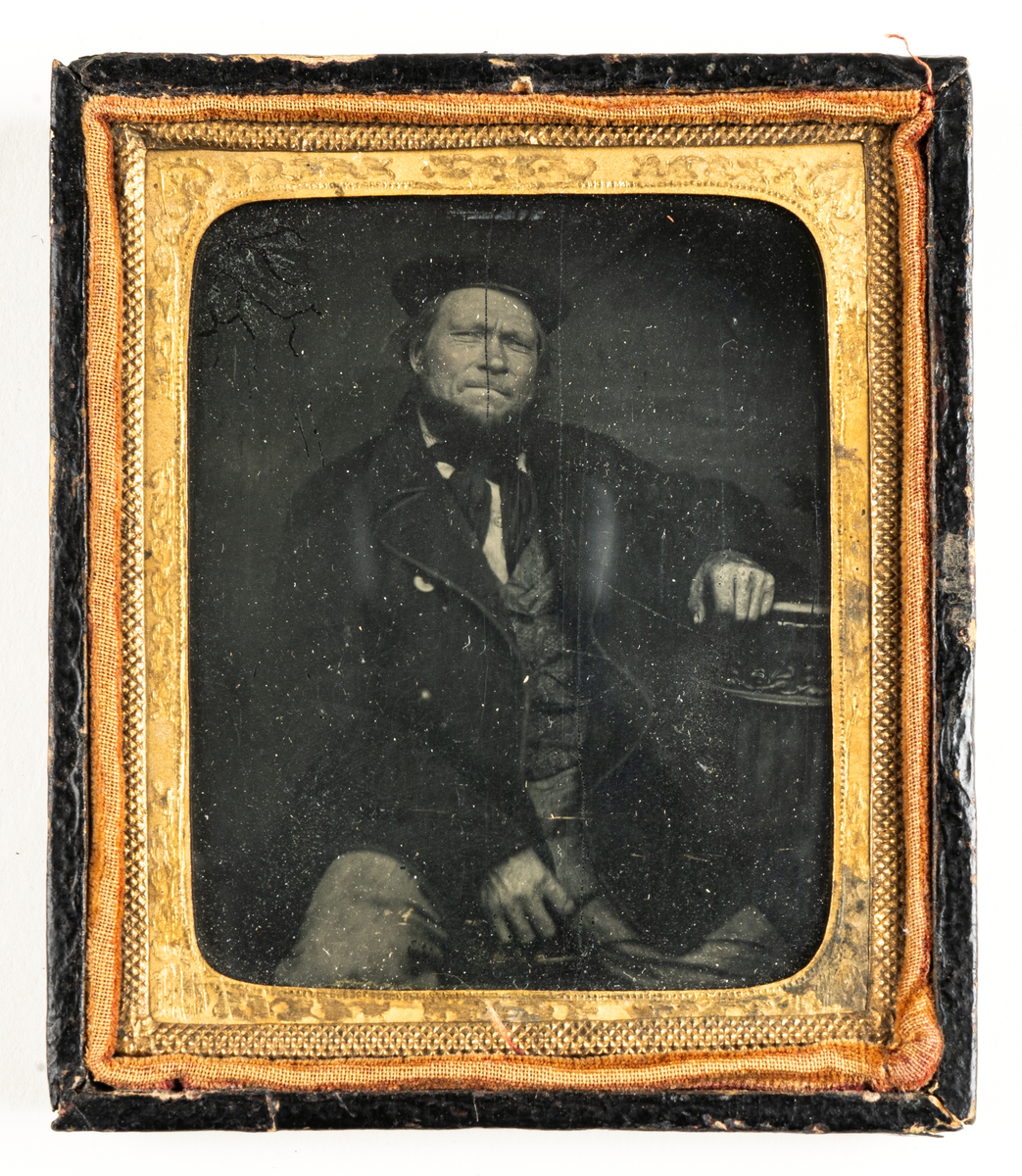 Fotografi av sjötimmermannen Lars Erik Sandin. f. 1815, d. I Gefle 1898. Daguerreotypen är inramad med svart träram.

Hansdskriven etikett på baksidan "Sjötimmerman Lars Erik Sandin. Gåva till Gävle Museum av Aug. A. Westerberg. Sundsvall."