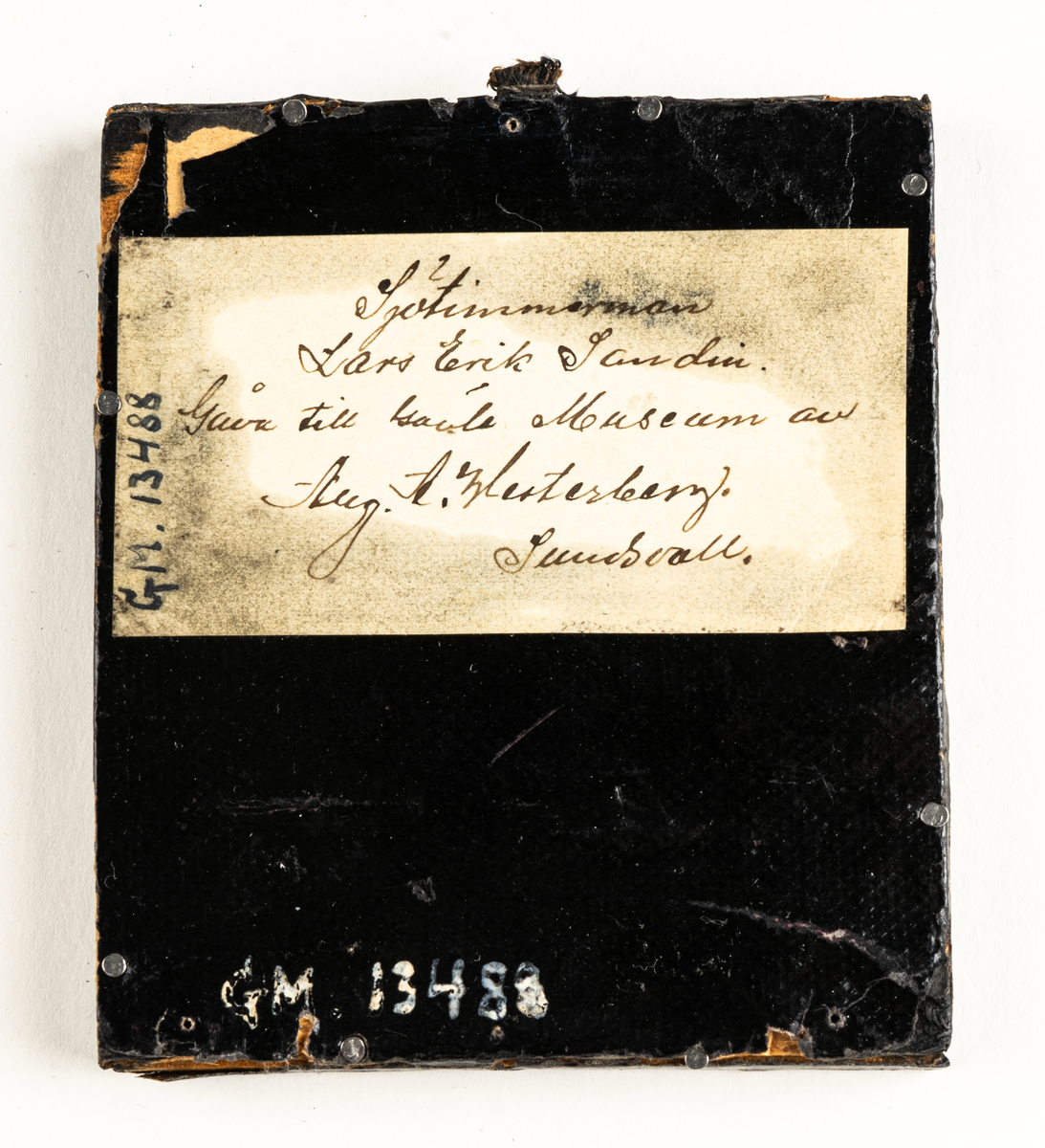 Fotografi av sjötimmermannen Lars Erik Sandin. f. 1815, d. I Gefle 1898. Daguerreotypen är inramad med svart träram.

Hansdskriven etikett på baksidan "Sjötimmerman Lars Erik Sandin. Gåva till Gävle Museum av Aug. A. Westerberg. Sundsvall."