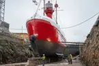 Fyrskeppet Finngrundet i Östra dockan på Stockholms reparationsvarv Beckholmen. Skrovet har tjockleksmäts och ommålats, nya offeranoder på plats.