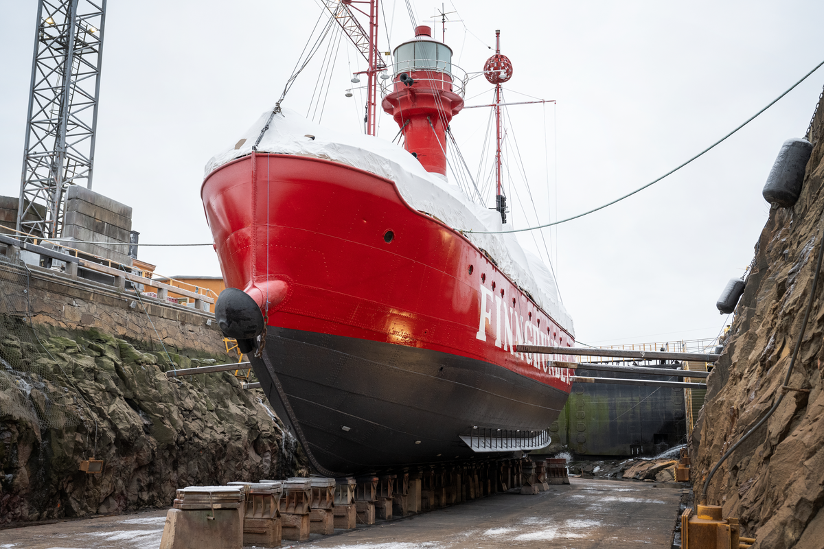 Fyrskeppet Finngrundet i Östra dockan på Stockholms reparationsvarv Beckholmen. Skrovet har tjockleksmäts och ommålats, nya offeranoder på plats.