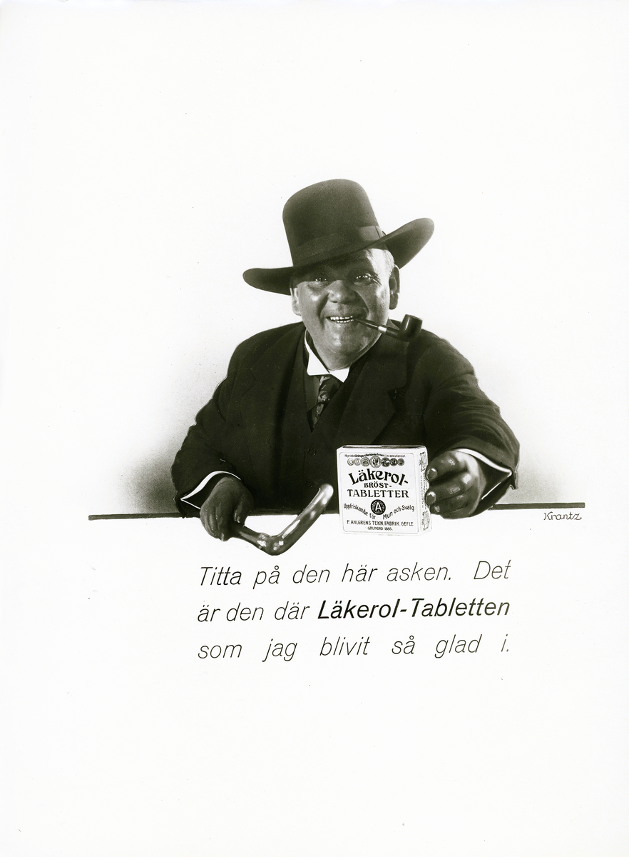 Samlingen av reklamföremål från F. Ahlgrens Tekn. Fabrik som består av fyra föremål som dokumenterar användningen av ny fototeknik i reklamsammanhang (Läkerol-reklam). Föremålen inkluderar (a) ett svartvitt fotografi, (b) en butiksskylt, (c) ett fotografi av en annons och (d) en tidningsannons, alla med samma motiv. Samlingen är arkiverad av givaren och åtföljs av ett pappersark med texten "MED FOTO SOM HJÄLPMEDEL" samt en kommentar om hur reklamen använde den nya fototekniken både som original och underlag för teckning. Dateras till 1921 (annonsbyrå Krantz).