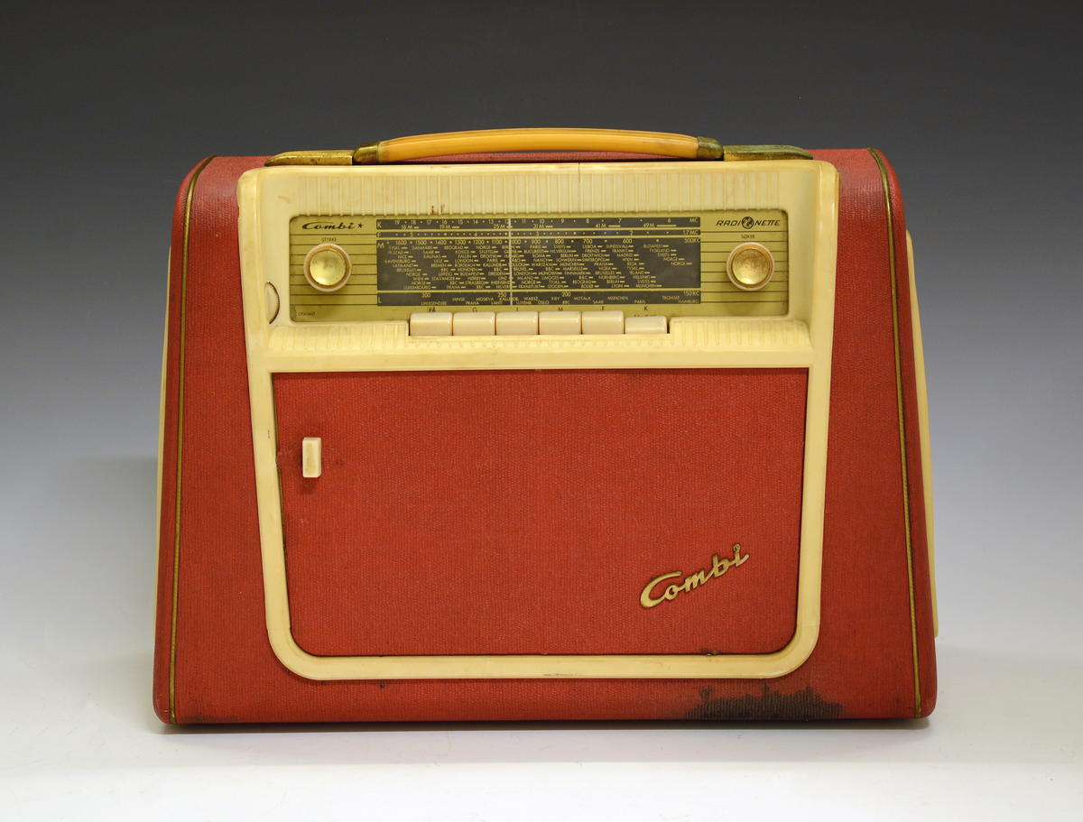 Radionette Combi Star (1960-62). Bærbar batteridrevet radio med innebygd platespiller. Langbølge, mellombølge, fiskeribølge og kortbølge. En høyttaler plassert på venstre side. Innebygd AM-antenne. Inngang for ekstern antenne. Kontroll for diskant. Ved å vippe opp lokket i fronten på radioen, får en tilgang til platespilleren. Boks på baksiden (av radioen) til oppbevaring av single-plater. Her plasseres også et plastrør med 5 x 1,5 Volt batterier.