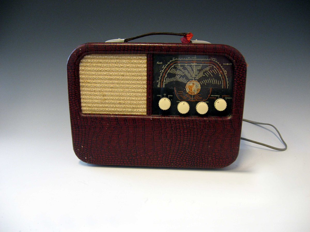 Radio mrk. Kurèr med mørkerød krokodilleimitasjon.