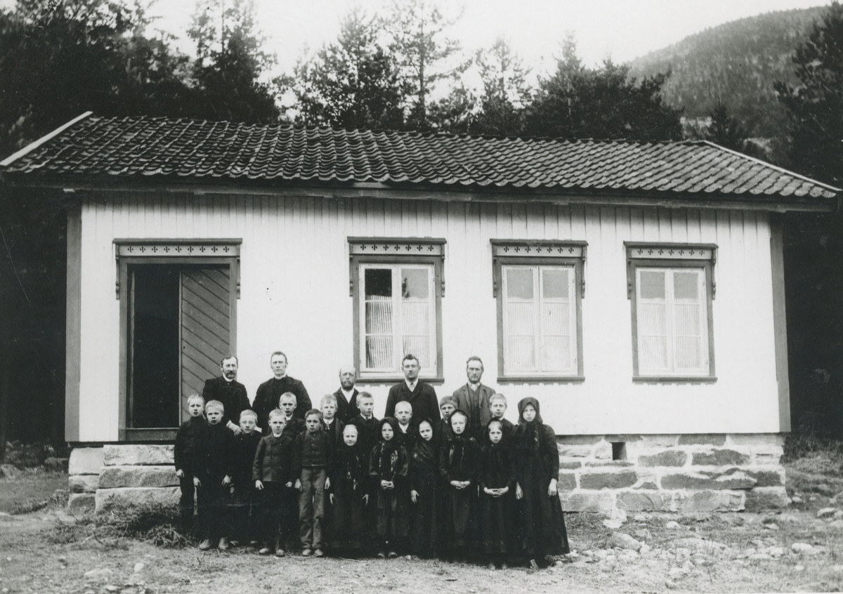 Gruppe av elevar, lærarar og sokneprest ved Vreim skule, truleg tatt hausten 1898.  Sjå namneliste på eit av bilda som ligg her.