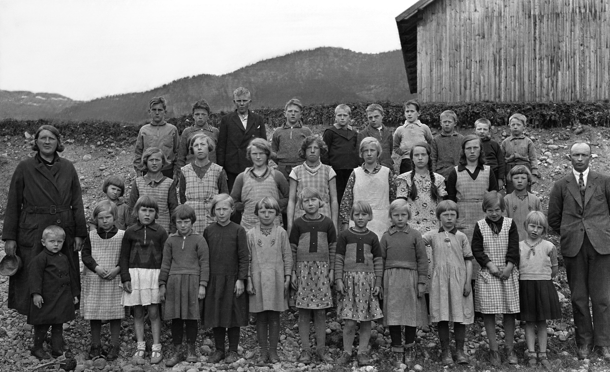 Skulebilde frå Sanda skule 14. mai 1934, med lærarane Sina Sanda og Ketil Bergland.  For namn på elevane, sjå under Opplysninger lenger med på sida. 